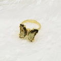 Detailansicht eines Schmetterlingsrings mit rauchgrauem Glas und verstellbarem Goldband - Einstellbar Offen / Rauchgrau