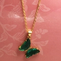 Dettaglio della collana dorata con ciondolo a farfalla in cristallo verde e piccoli diamanti - 6#Verde