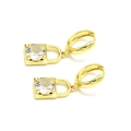 Détail de boucles d'oreilles dorées en forme de cadenas avec zircon clair et fermoir anneau - Serrure (Zirconia Blanc)