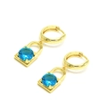 Détail de boucles d'oreilles créoles dorées avec pendentifs cadenas et zircons bleus - Serrure (Zirconia Bleu)