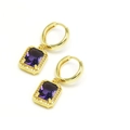 Détail de boucles d'oreilles huggies dorées avec une pierre violette et halo de cristaux - Rectangle (Zircone Violette)