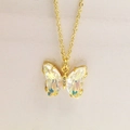 Vue détaillée du pendentif papillon doré avec des ailes en verre irisées et zircones - Collier / Blanc AB