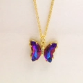 Détail du pendentif papillon en cristal dégradé violet avec une chaîne dorée - Collier / Bleu AB