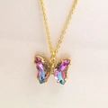 Vue détaillée du pendentif papillon en cristal coloré avec placage or et détails sertis - Collier / Violet Aurore