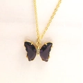 Vue détaillée du pendentif papillon en cristal violet avec chaîne dorée et zircons - Collier / Violet foncé