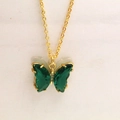 Détail d'un pendentif papillon doré avec des pierres vertes et des zircons blancs - Collier / Vert