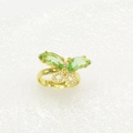 Makro-Detail des verstellbaren Schmetterlingsrings mit grünen Steinen und Zirkonia - Apfelgrüner Schmetterling Stil (33)