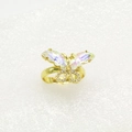 Makroaufnahme von Schmetterling-Ring mit schillernden Flügeln und weißen Kristallen - Irisierendes Schmetterlingsdesign (32)