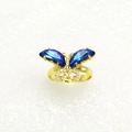 Makroaufnahme Schmetterlingsring aus Gold mit tiefblauen Steinen und weißen Zirkonia - Olivgrüner Schmetterling Stil (31)