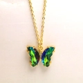 Détail du pendentif papillon doré avec cristal dégradé et ornements en zircone - Collier / Vert Couleur AB