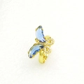 Detail eines goldenen Schmetterlingsrings mit blauen Kristallen und weißen Zirkonia - Dunkelblauer Schmetterling Stil (30)