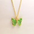 Détail d'un pendentif papillon doré avec des ailes en cristal vert et de petits diamants - Collier / Vert Pomme
