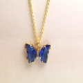 Détail du collier papillon en cristal bleu avec placage d'or et strass blancs brillants - Collier / Bleu