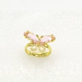 Detail eines Schmetterlingsrings mit rosa Edelsteinen und Kristallen auf Goldband - Leuchtend Rosa Schmetterling Stil (26)