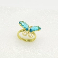Makro-Detail des goldenen Schmetterlingsrings mit hellblauen Markise-Steinen und Kristallen - Wasserblauer Schmetterling Stil (25)