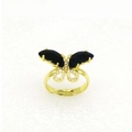 Detailansicht eines goldenen Schmetterlingsrings mit schwarzen Steinen und Strass - Schwarzer Schmetterling Stil (22)