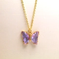 Vista macro de colgante de mariposa de cristal púrpura con baño de oro y micro diamantes - Collar / Violeta Claro