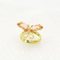 Makroaufnahme Goldener Schmetterling Ring mit rosa Kristallen und weißen Zirkonia - Rosa Schmetterling Stil (21)