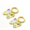 Détail de boucles d'oreilles papillon dorées avec pierres irisées et zircons - Boucles d'oreilles / Couleur Blanc AB