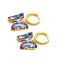 Gros plan sur les boucles d'oreilles papillon dorées avec cristal dégradé et zircon - Boucles d'oreilles / Violet Irisé