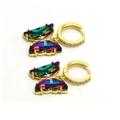Détail de créoles dorées avec pendentifs papillon en cristal coloré et pierres de zircon - Boucles d'oreilles / Multicolore
