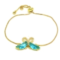 Detail eines verstellbaren Gold-Armbands mit blauem Kristallschmetterling und Mikro-Pavé - Seeblau