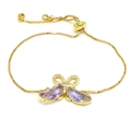 Detailansicht des lila Schmetterlingsarmbands mit goldener Box-Kette und Schiebeverschluss - Hellviolett