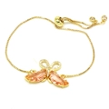 Detail eines verstellbaren goldenen Armbands mit orangefarbenem Kristallschmetterling - Champagner