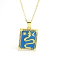 Nahaufnahme der goldenen Tarot-Halskette mit blauer Emaille-Schlange und Kristallrand - Blauer Anhänger Kreuzkette