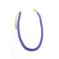 Detalle de pulsera de cuentas púrpuras con cierre de langosta dorado y cadena ajustable - Estilo Perlas Moradas (Collar 21#)