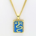 Detail der goldenen Tarot-Halskette mit blauem Emaille, Schlangenmotiv und Kristallen - Blauer Anhänger Torsionskette