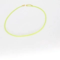 Vista detallada de un collar de cadena plana amarillo neón con cierre de langosta dorado - Estilo Plano Amarillo Fluorescente (Collar 23)