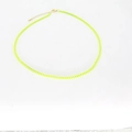 Primer plano de un collar de cadena de serpiente plana amarillo neón con cierre dorado - Estilo Serpiente Amarillo Fluorescente (Collar 25)