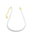 Detalle de collar de cuentas en blanco y negro con cierre de langosta dorado y cadena de extensión - Estilo Perlas Blanco y Negro (Collar 17#)