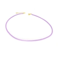 Detalle de gargantilla de cadena esmaltada en lila lavanda con cierre de mosquetón dorado - Estilo Eslabones Caja Lila (Collar 27)