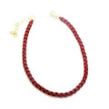 Primer plano de collar de cuentas rojas planas con cierre de mosquetón dorado ajustable - Estilo Perlas Rojas (Collar 7#)