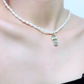 Detail van een parelketting met een vergulde slipper hanger ingelegd met kristallen - Dubbellaags Parel Kruis Pantoffel Stijl (3#)