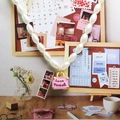 Detail van parelketting met een roze mini-koffer hanger en de tekst Love Travels - Love Travels Kofferstijl (AF046) / Roze