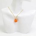 Vue détaillée du pendentif tasse à café orange avec gravure CO sur une chaîne dorée - Orange