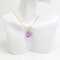 Collier à chaîne fine dorée avec pendentif tasse à café violette sur un mannequin - Violet
