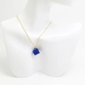 Gros plan détaillé d'un collier en chaîne dorée avec un pendentif tasse à café bleu - Bleu