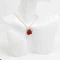 Détail d'un collier chaîne dorée avec pendentif tasse à café rouge et lettrage CO gravé - Rouge