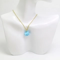 Détail du pendentif tasse à café bleu clair créatif sur une fine chaîne dorée - Bleu lac