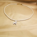 Détail du collier de perles vintage avec un pendentif chien ballon blanc sur tissu en soie - Blanc