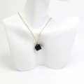 Gros plan du collier en chaîne dorée avec pendentif sac à main noir sur un mannequin blanc - Forme de Sac à Main Noir (AF071) / Noir