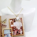 Collier doré avec pendentif tasse à café blanche et texte COF sur buste de mannequin - Blanc