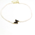 Detalle de collar de perlas con colgante de mariposa de cristal púrpura y cierre dorado - Estilo Colgante de Mariposa Púrpura (9#)
