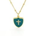 Collar con colgante de escudo dorado con esmalte turquesa y cruz de cristal en fondo blanco - Azul