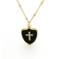 Detalle del colgante de escudo dorado con esmalte negro y cruz de circón en cadena de bolas - Negro