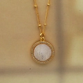 Detalle del colgante medalla San Benito dorado con incrustación de nácar y cristales - Estilo Medalla de San Benito Strass Transparente (aa3)